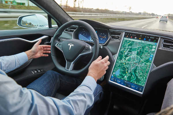 Tesla Model S Autopilot im ADAC Praxistest